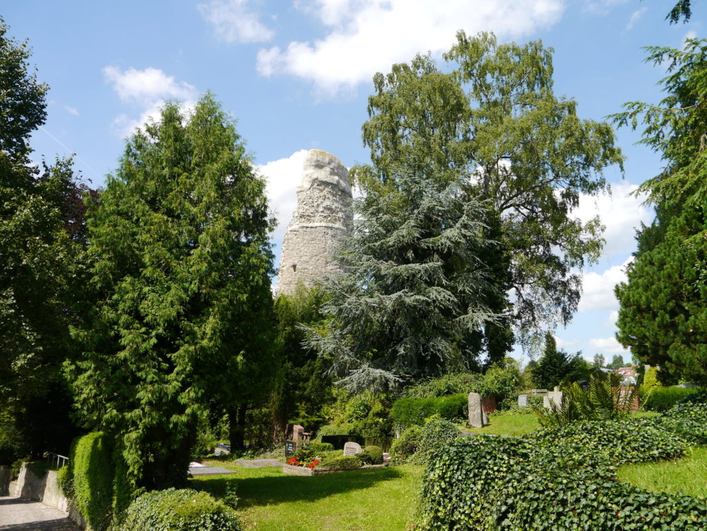 Burgruine "Alte Burg" auf dem Friedhof Osterode