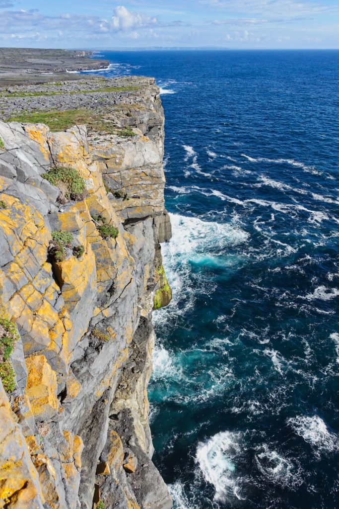 Steilküste bei Dun Aengus schräg zur Seite...